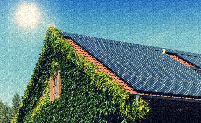 太陽光パネルを設置した家の屋根と太陽